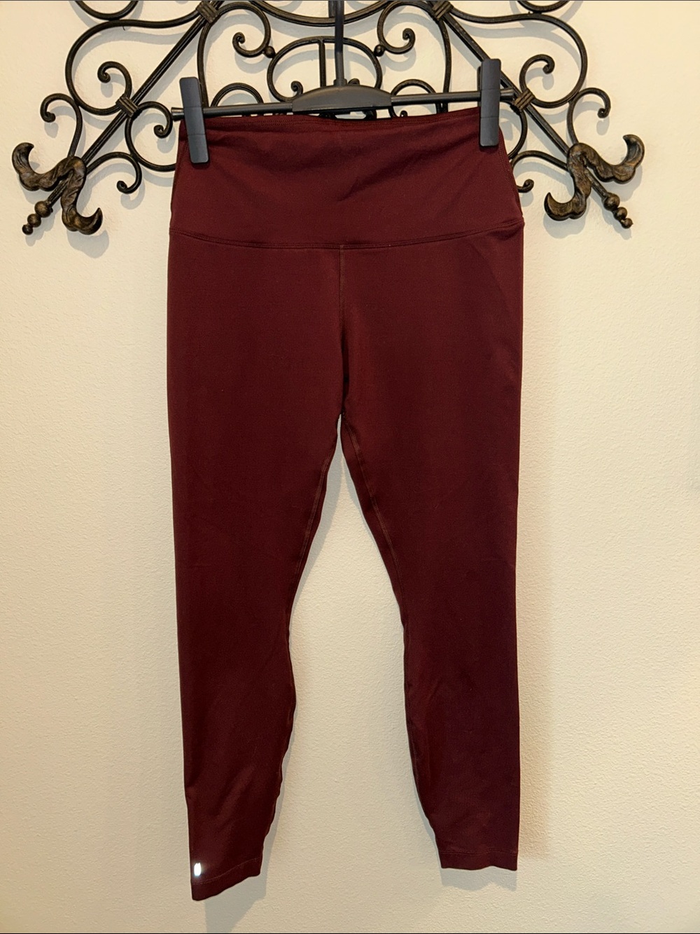 NOBULL CROPPED LEGGINGS SIZE MEDIUM BURGUNDY